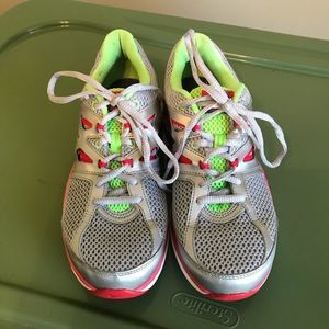 Women’s Nike dual Fushion shoes in size 8.